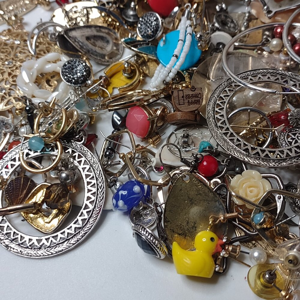 1.5 Pound Pile Of Earring Pairs - Picture 7 of 16